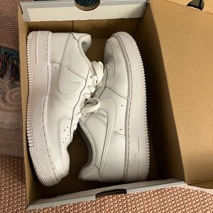 Nike Air Force 1 kids size : 6 white